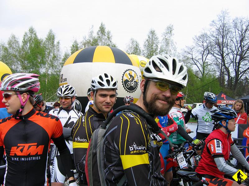 mtb 008.jpg - Giga, czyli P iT ustawili się w blokach. Ja i J mamy jeszcze ponad 1h czasu.